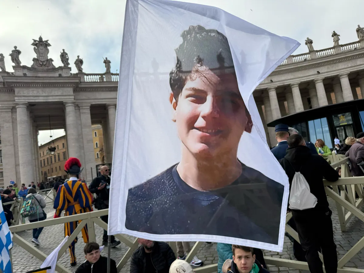 Assisi, folla di visitatori davanti alla tomba di Carlo Acutis