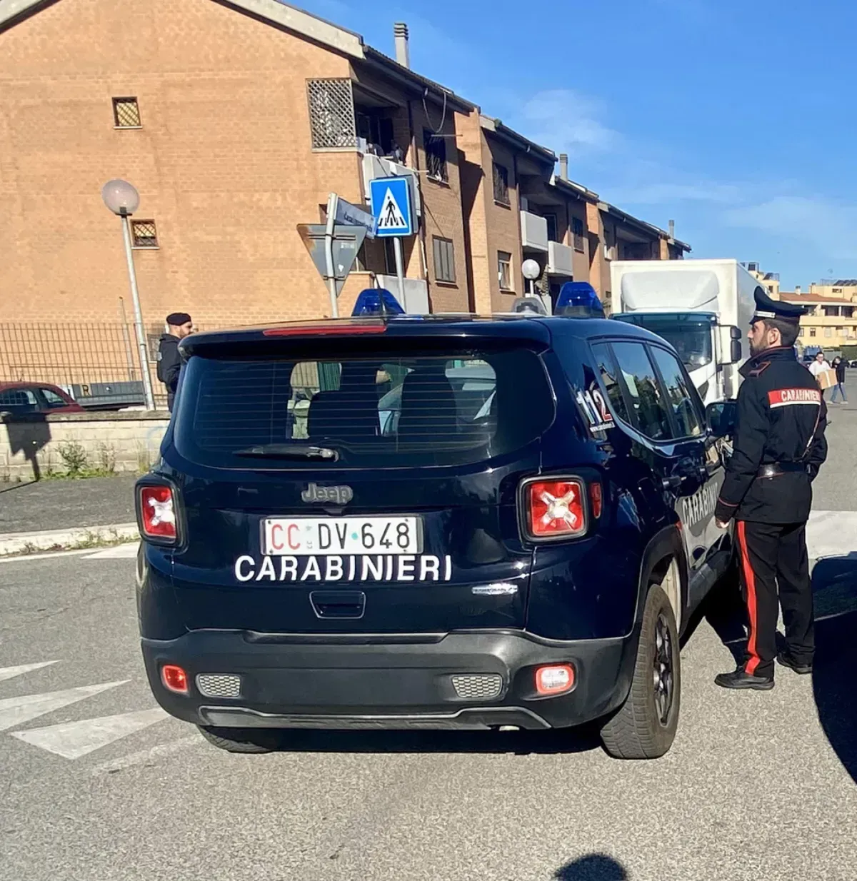 Foligno, 30enne in gravi condizioni dopo una caduta dalla finestra: indagato un uomo per omissione di soccorso