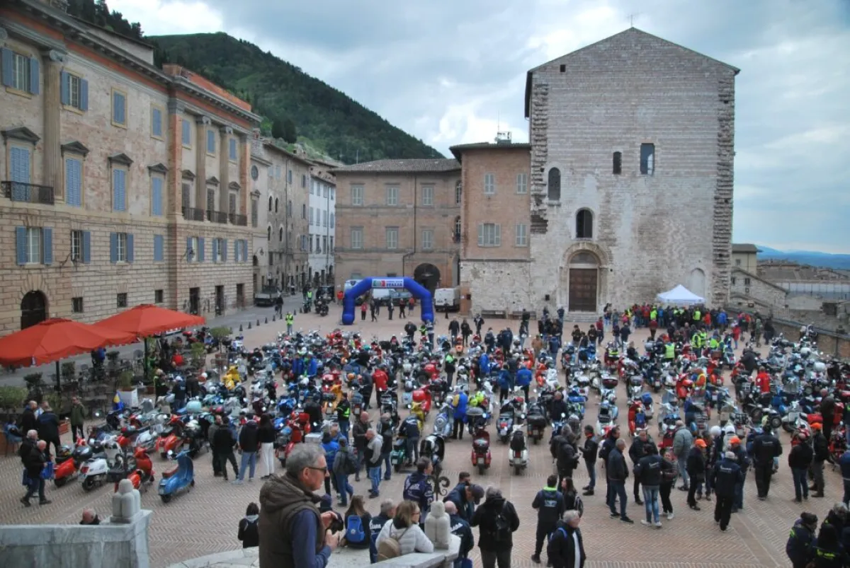 Gubbio romba di passione: il XXIV Vespa Raduno Nazionale incanta la città dei Ceri