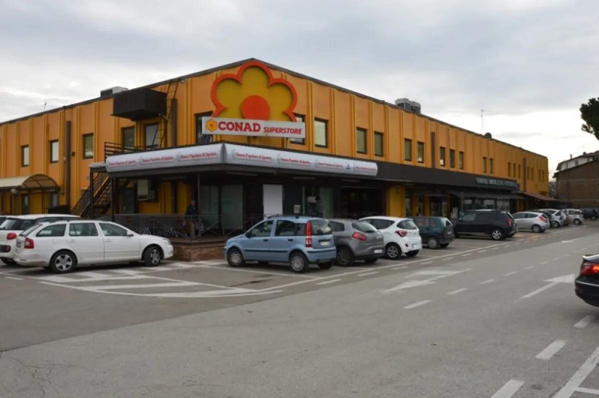 Magione, ladri nel centro commerciale Pesciarelli: il proprietario denuncia il fatto sui social