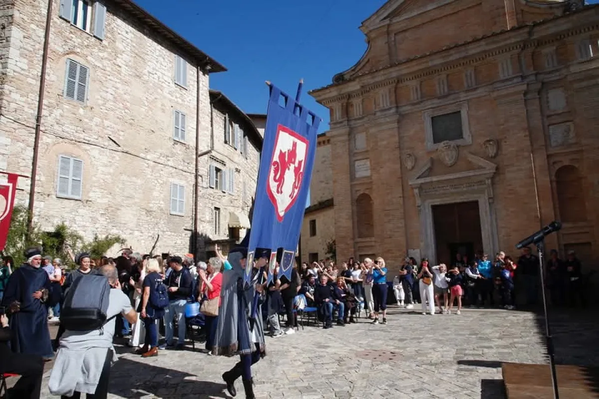 Calendimaggio di Assisi, insulti omofobi durante una rievocazione medievale: ferma condanna da parte dell'organizzazione