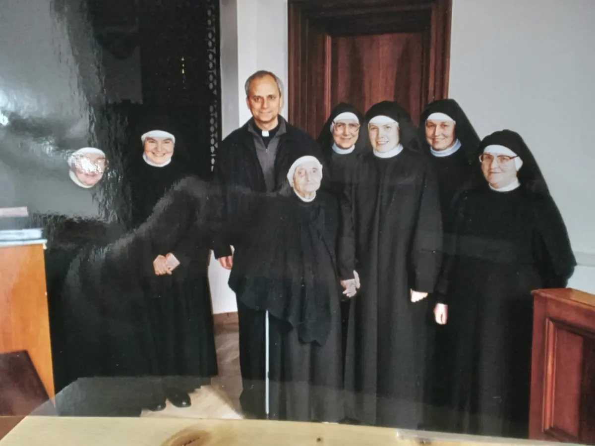 Quando Leone XIV era solo padre Prevost tra le agostiniane di Sigillo. La visita nel 2006.