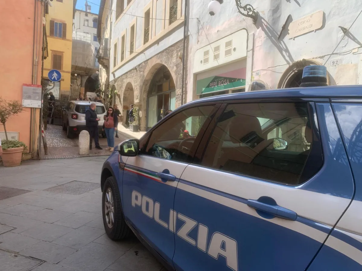 Spoleto, provoca incidente stradale e scappa: 19enne denunciato
