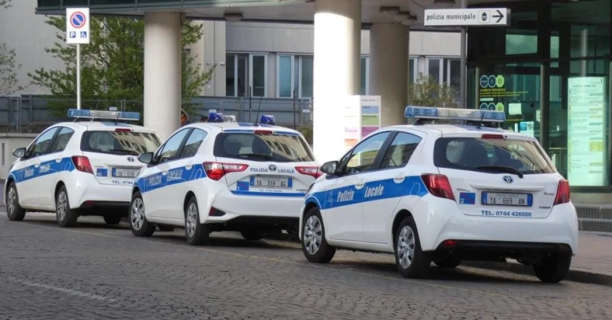 Terni, ladro al supermercato armato di coltello: fermato da due agenti e denunciato