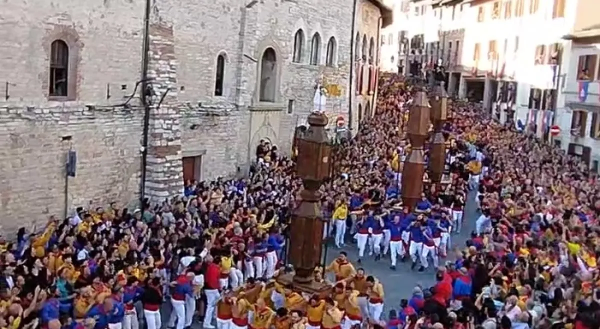 Corsa dei Ceri 2025: caduta e rinascita del Cero di Sant'Ubaldo che riesce a chiudere il portone della Basilica