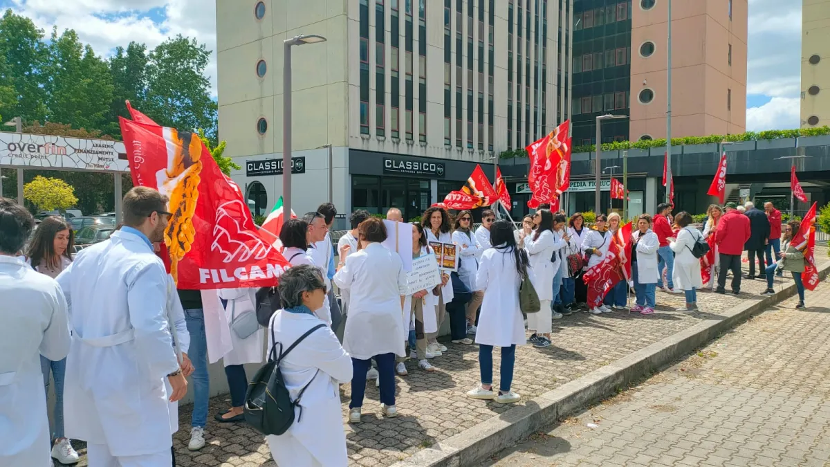 Farmacisti umbri in piazza per protesta in camice bianco: “Siamo professionisti, ma trattati da precari”