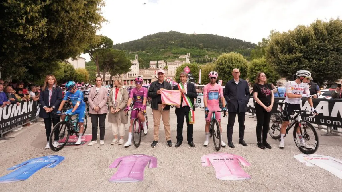 La partenza della nona tappa del Giro d’Italia 2025 regala a Gubbio una giornata memorabile, trionfo in rosa che entra nella storia