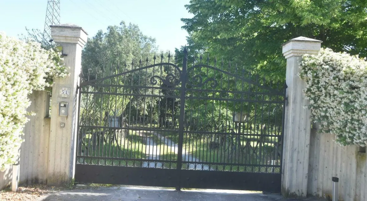 Terni, imprenditore 80enne minacciato e rapinato: bottino da migliaia di euro