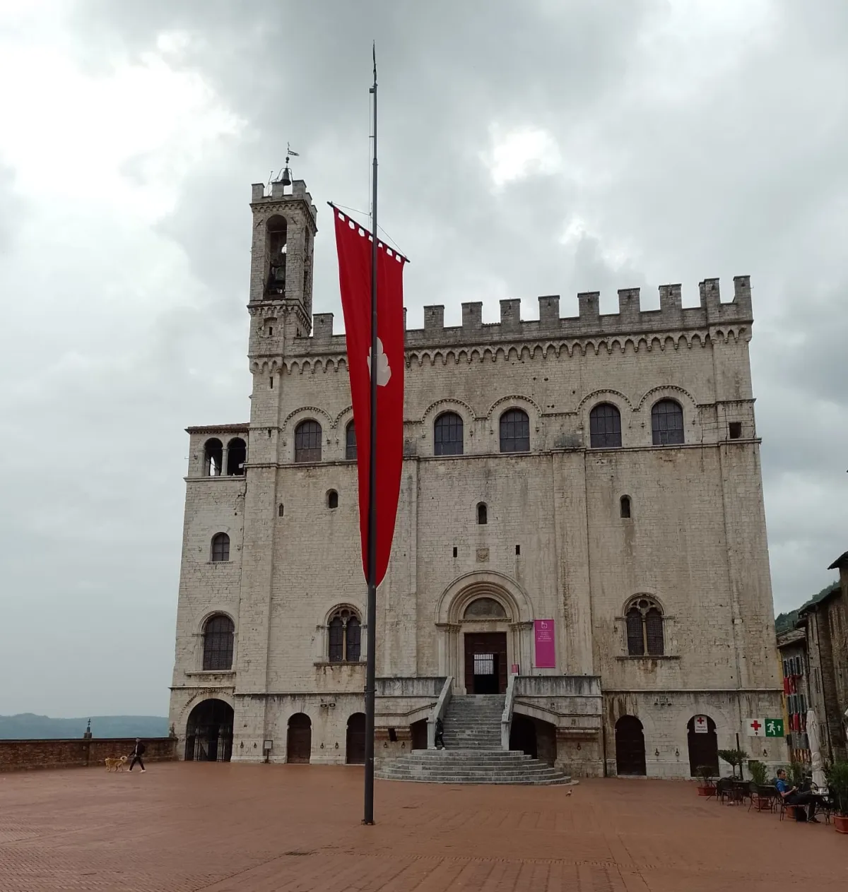 Il Pennone si inclina per il forte vento, Gubbio si mobilita: notte di intervento in Piazza Grande. Rimesso in asse dai Vigili del Fuoco