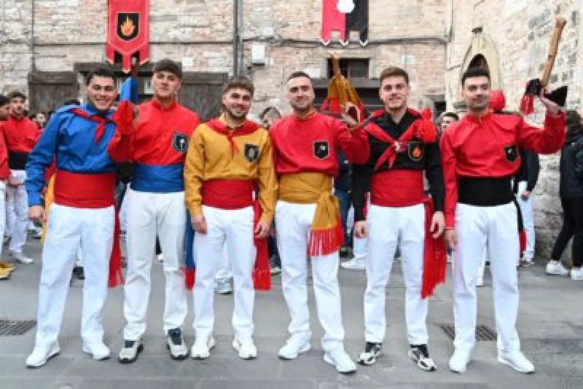 Corsa dei Ceri Mezzani 2025: emozione, passione e un attimo di paura per un giovane ferito. Corsa travolgente fino alla Basilica 