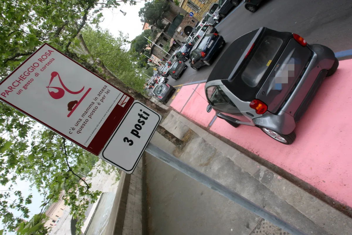 "Attacchi strumentali sui parcheggi": Bandecchi torna in consiglio comunale e blocca il regolamento sui pink parking