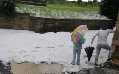 Tempesta su Spada: una violenta grandinata colpisce la frazione di Gubbio. Paura, danni e ghiaccio improvviso