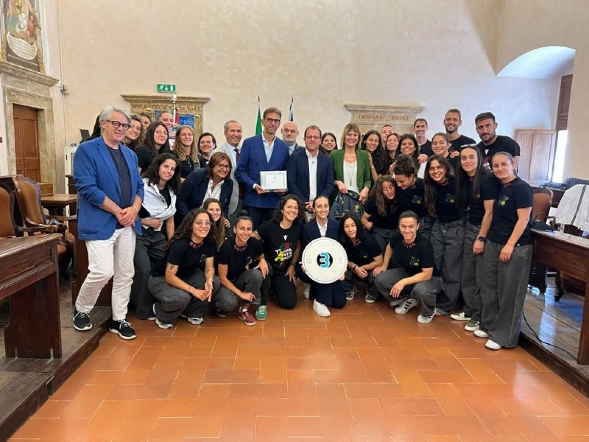 Narni si unisce ai festeggiamenti per la Ternana Women in serie A. Il Comune dona una targa celebrativa alla squadra