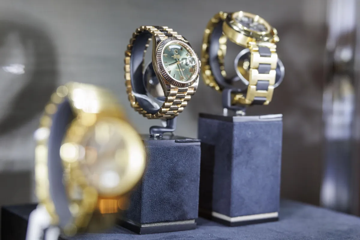 Gualdo Tadino: orologio di valore restituito grazie a Polizia Locale e videosorveglianza. Un gesto semplice ma esemplare 