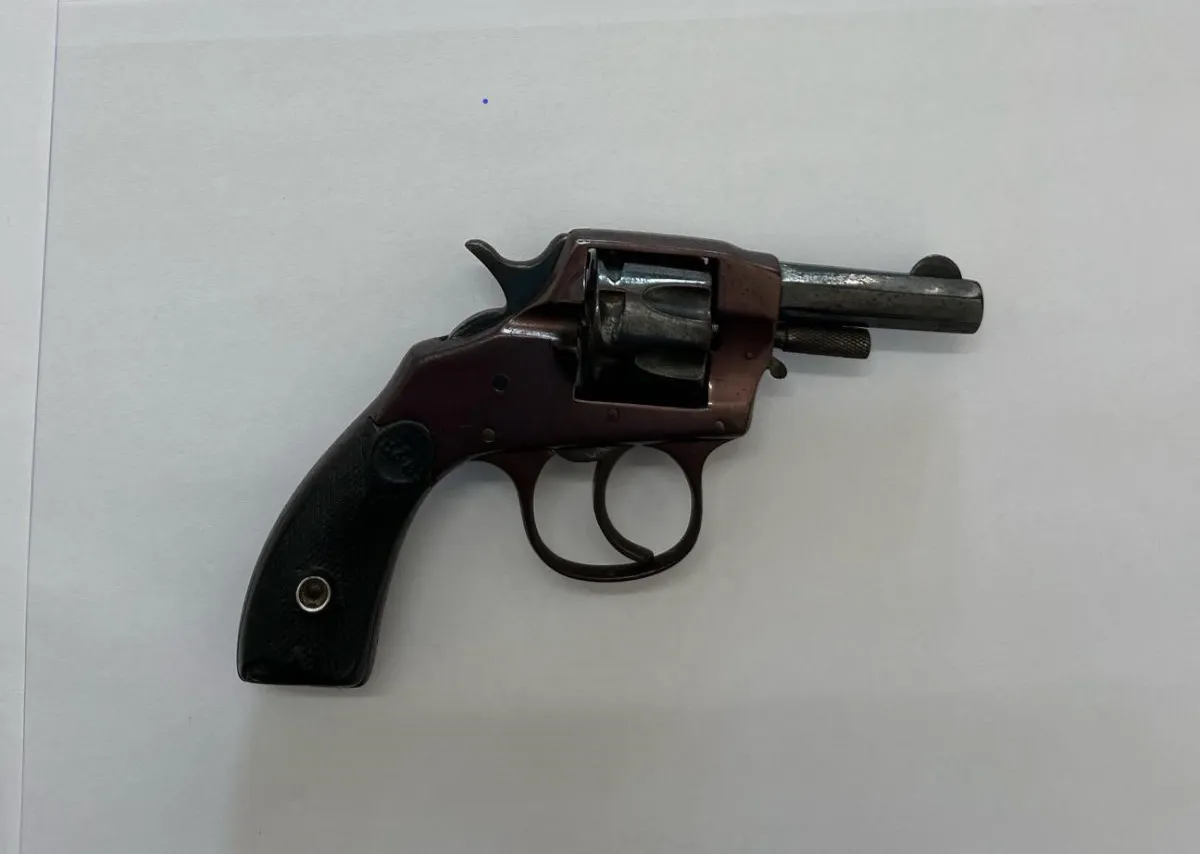 Giovanissimo con pistola in aula: cresce il disagio minorile