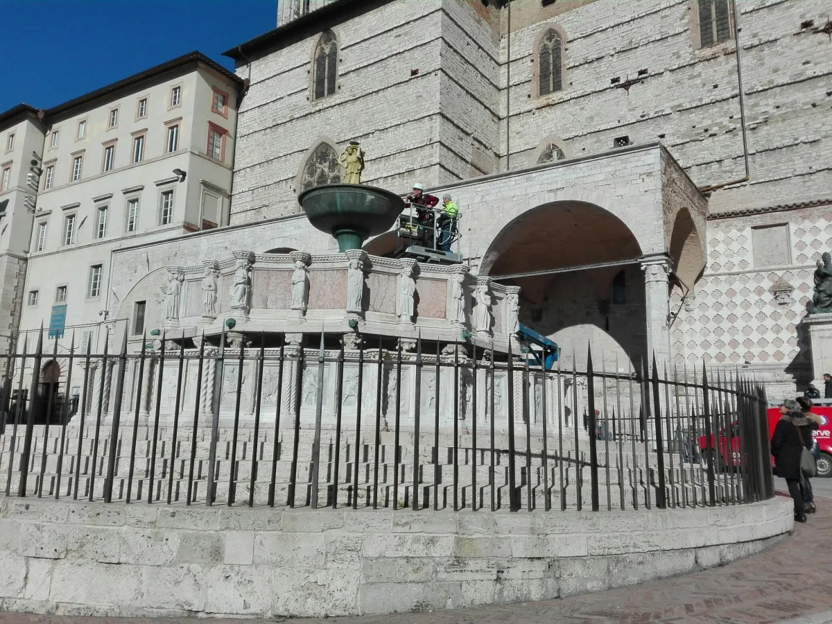  Perugia, atti osceni all'interno della Fontana Maggiore: scattano le indagini