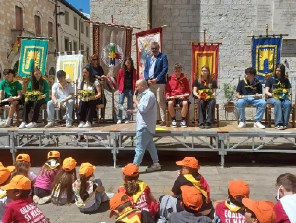 Palio di Primavera: Gualdo Tadino celebra i suoi giovani portaioli tra arte, storia e inclusione. Svelato il drappo