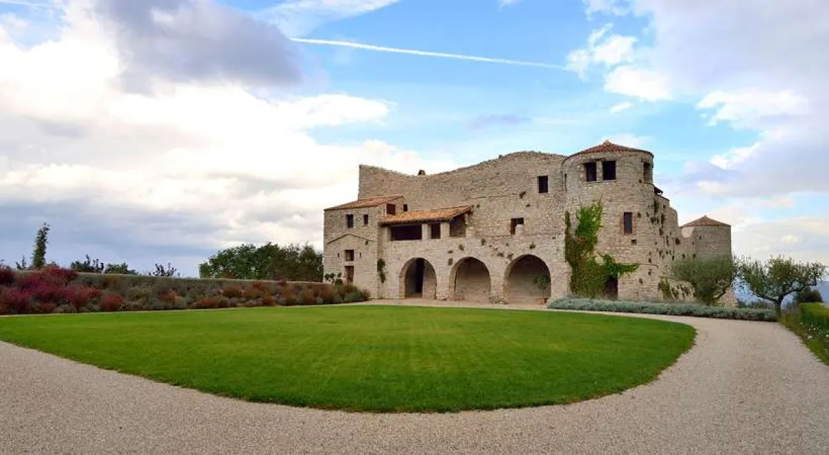 Umbria, una fortezza del XII secolo diventa hotel extralusso: la nuova vita del Castello di Procopio