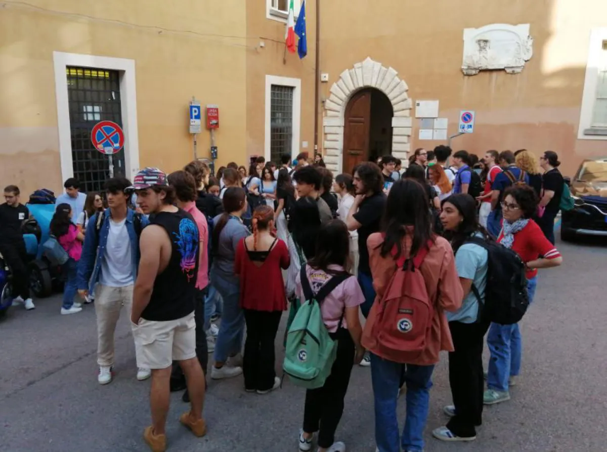 Crisi al Liceo Alessi di Perugia: il Consiglio di Istituto sfiducia la dirigente