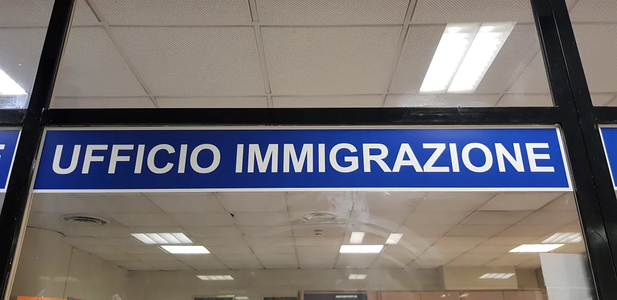 Terni, tunisino ingoia lamette e aggredisce agenti per evitare il rimpatrio: espulso dopo un far west dal giudice