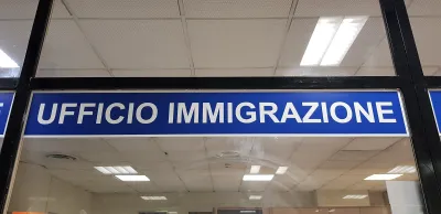 Terni, tunisino ingoia lamette e aggredisce agenti per evitare il rimpatrio: espulso dopo un far west dal giudice