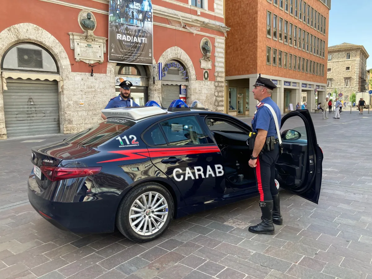 Terni, borseggiavano clienti e negozianti: arrestata coppia di tunisini. A San Gemini uomo fermato nel giardino del rivale in amore
