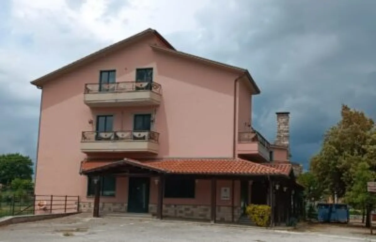 Oltre 700 firme a Fossato di Vico contro il nuovo centro CAS. “Non siamo contro l’accoglienza, ma serve rispetto per il territorio”