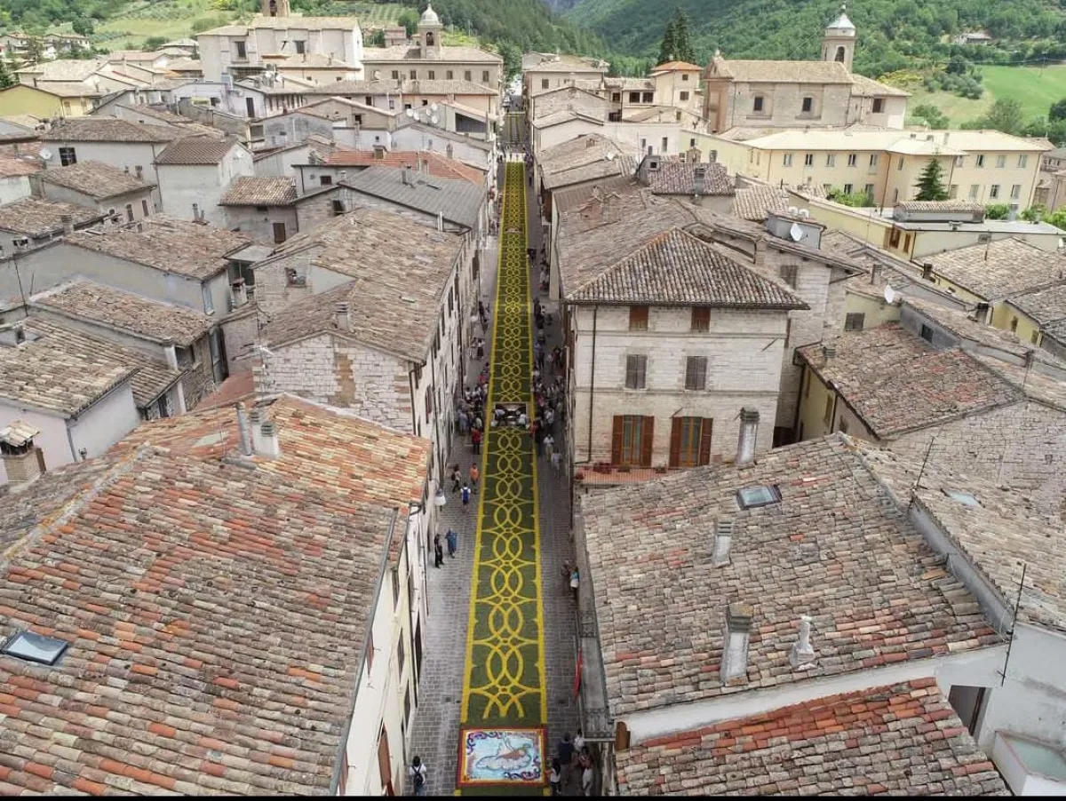 Sigillo si veste di fiori: torna l’Infiorata del Corpus Domini, un capolavoro di fede e comunità. Miracolo di colori nel cuore dell’Appennino