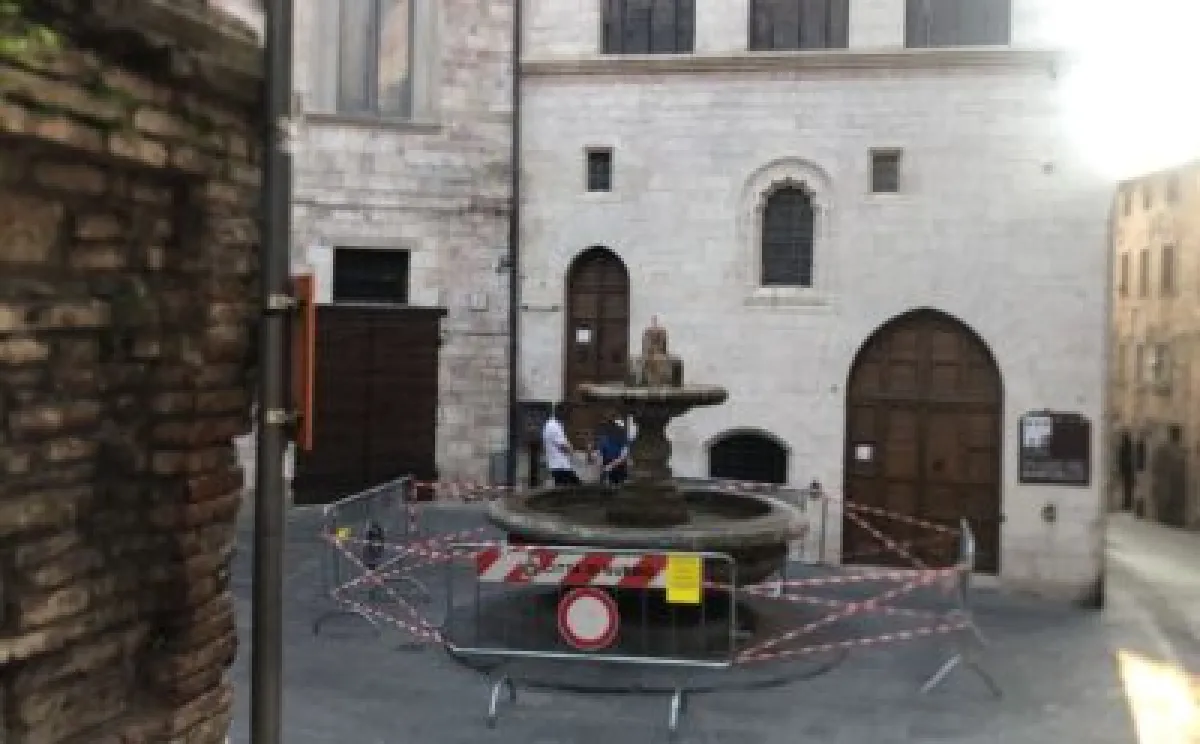 Quando la storia viene urtata: incidente alla Fontana del Bargello. Un’auto guidata da una sessantenne eugubina colpisce la celebre “Fontana dei Matti” 