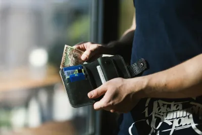  Marsciano, ragazzo di 16 anni trova portafoglio con 3.500 euro: lo restituisce ai Carabinieri
