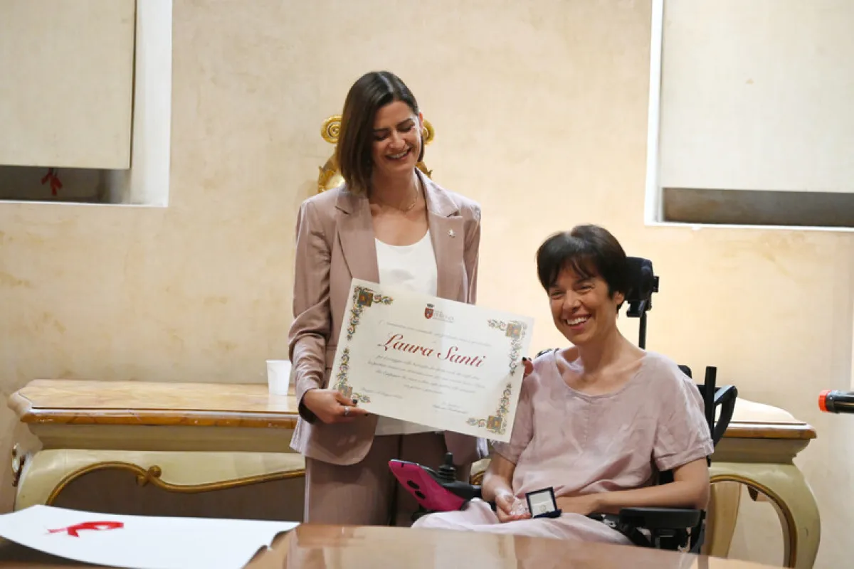 Laura Santi riceve il Baiocco d’Oro: riconoscimento al coraggio civile