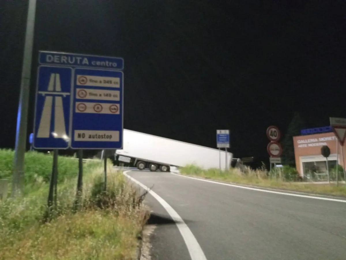 Deruta, Tir sbanda nella notte: un ferito