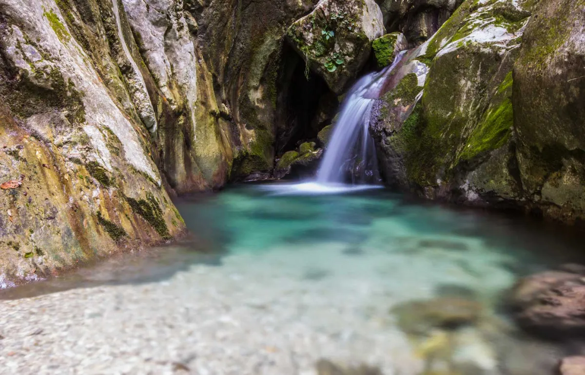Estate al Parco regionale del Monte Cucco: un paradiso tra grotte, sentieri e panorami mozzafiato