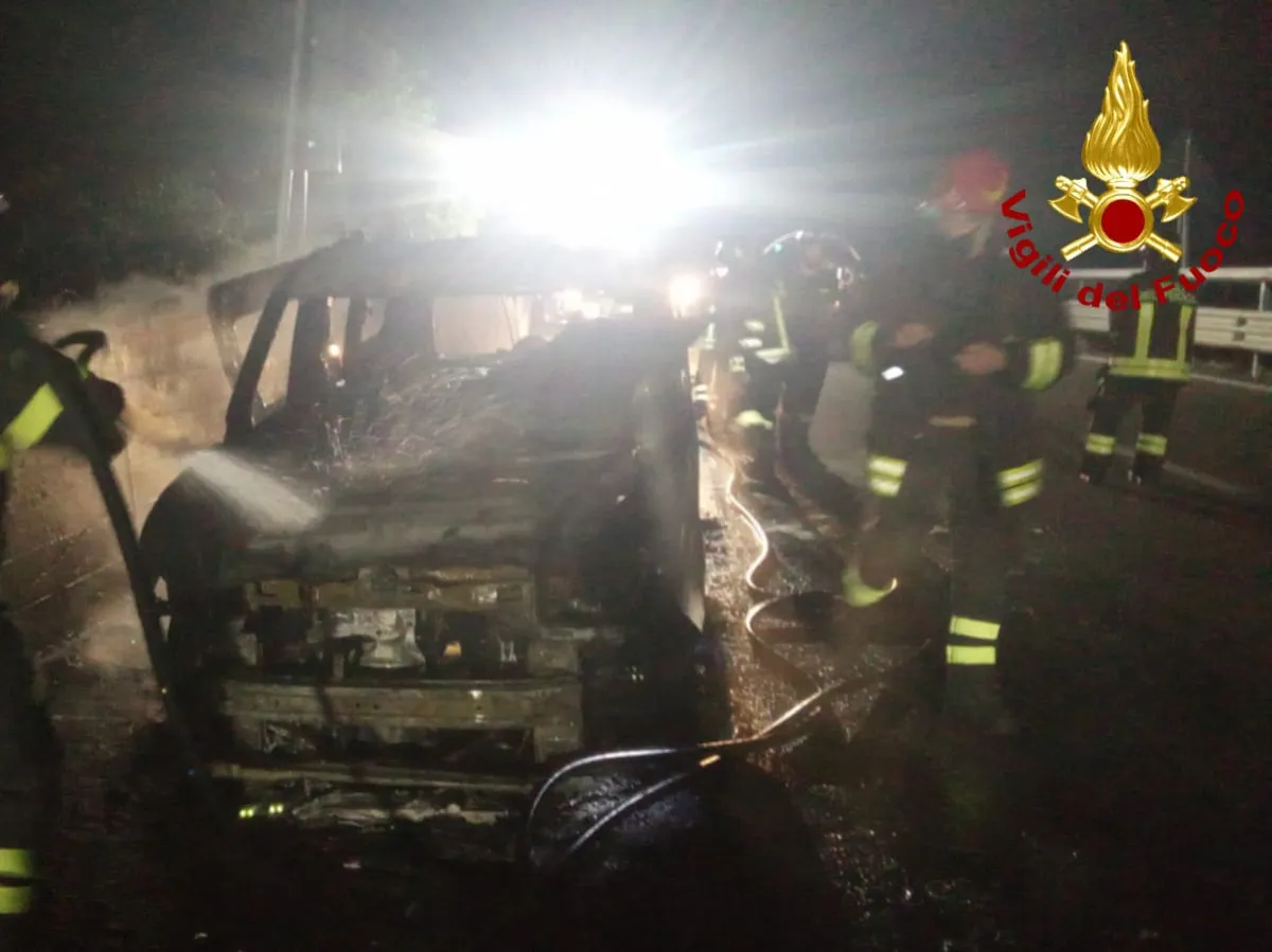 Amelia, furgoncino in fiamme: due persone illese
