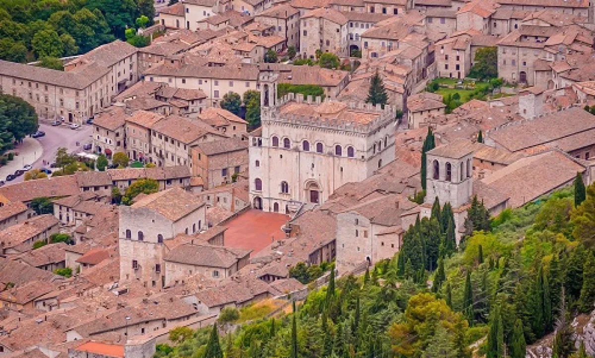 Rumorosità e traffico al centro storico di Gubbio: residenti in allarme tra cantiere e malamovida