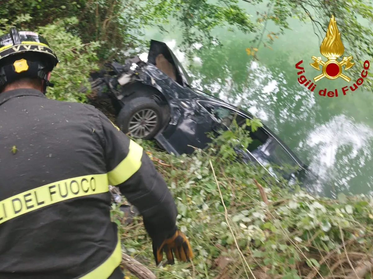 Gole del Nera, finisce con l'auto nel fiume: 50enne soccorso con l'autogrù