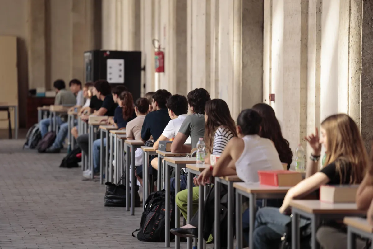 Col cellulare in aula, esclusa e poi riammessa con riserva