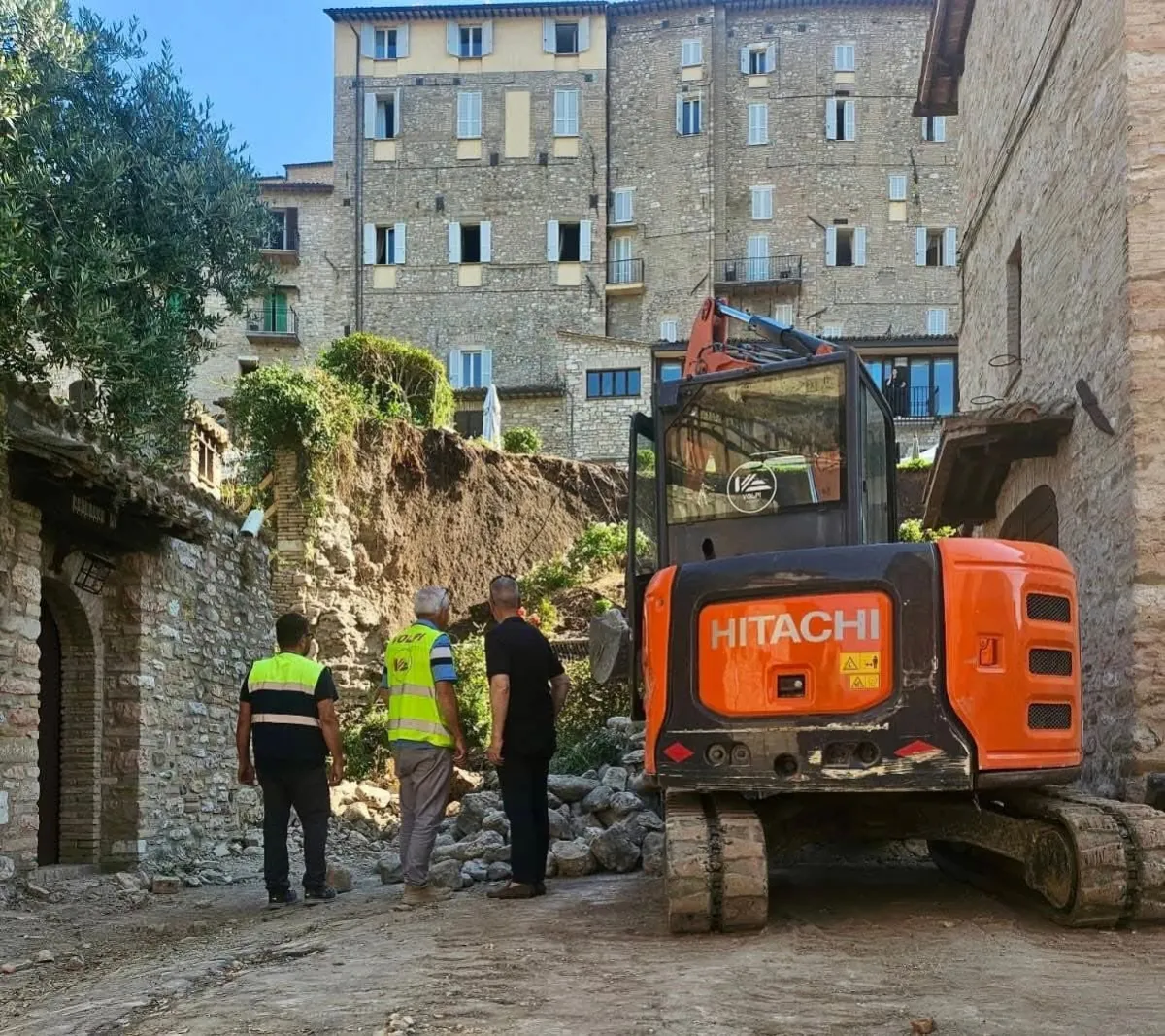 Assisi, crollo di un muro: nessun ferito, due auto danneggiate