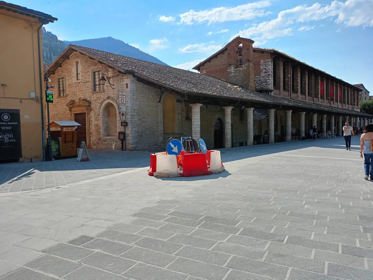 Piazza 40 Martiri a Gubbio: traffico e parcheggi nel caos, riaperta parzialmente via della Repubblica
