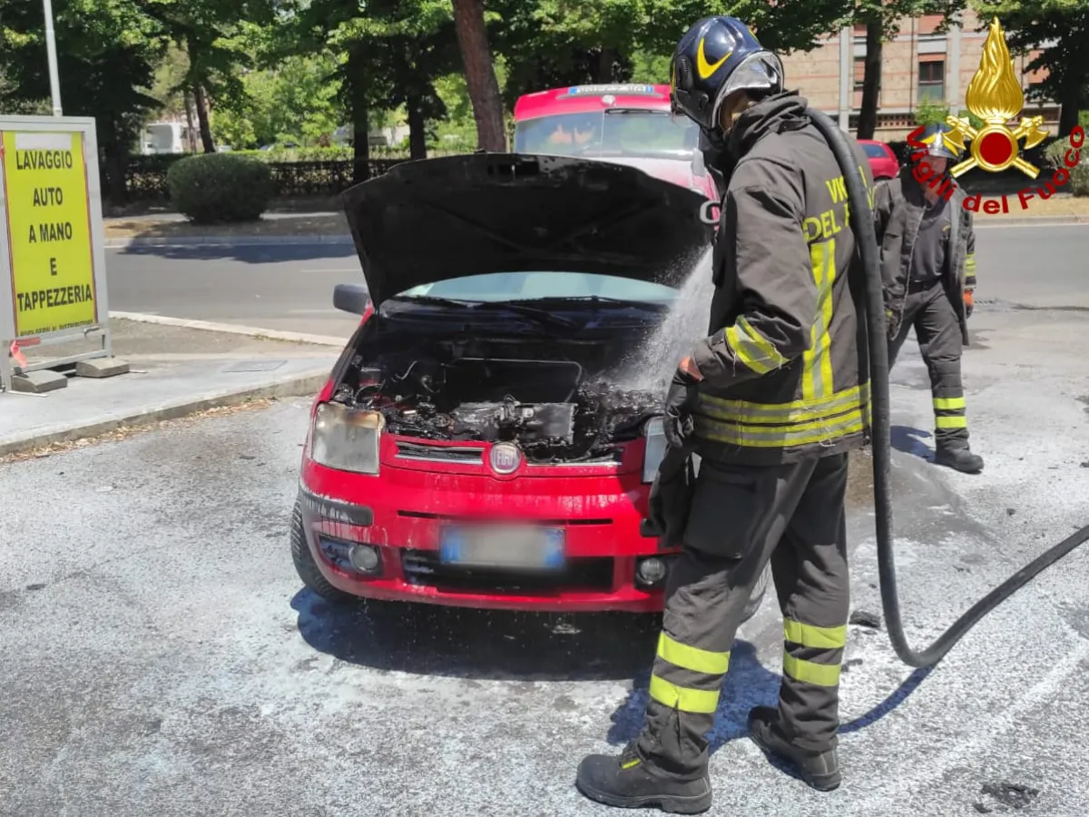 Terni, auto prende fuoco in Viale Alfonsine: conducente illeso