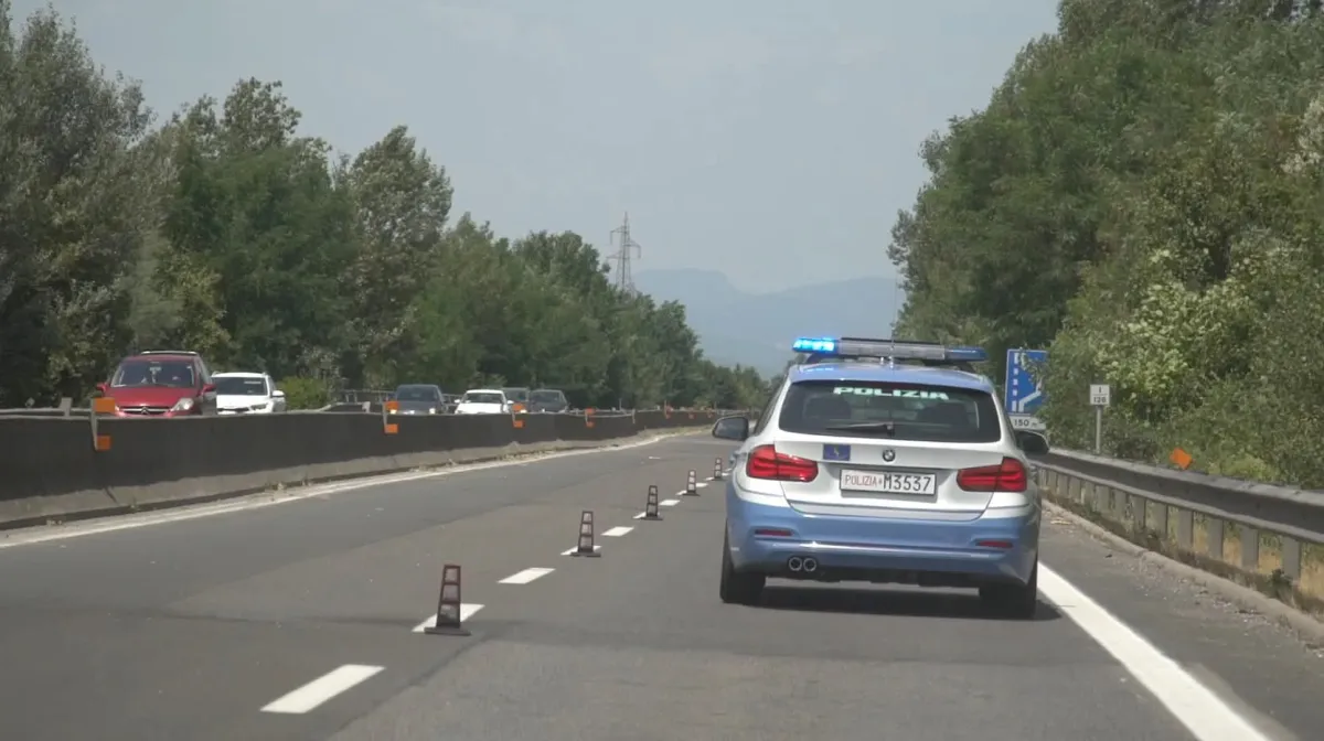E45, cammina sulla superstrada in stato alterato: fermata e soccorsa 28enne