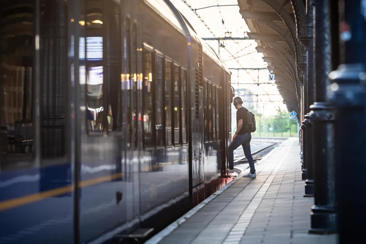 Rischio privatizzazione delle ferrovie, l’allarme di Filt Cgil Umbria: “Treni lenti per studenti e pendolari, l’Umbria rischia l’isolamento”