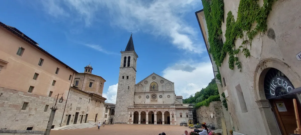Spoleto, coppia di turisti va in auto verso il Duomo: sanzionati dalla Polizia