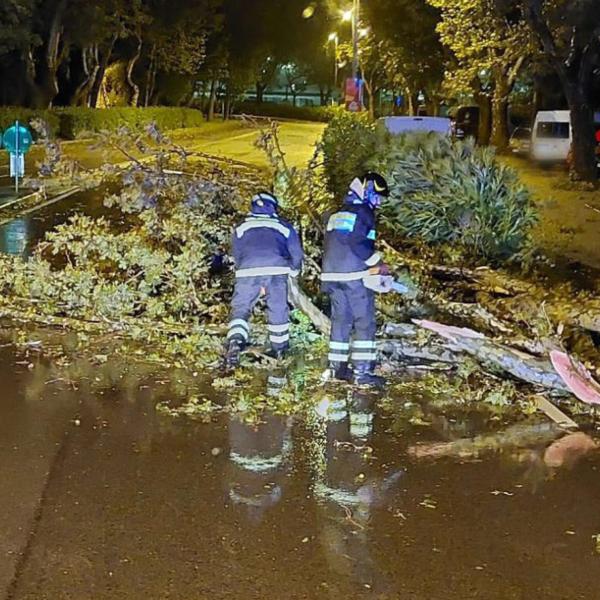 Maltempo, i vigili del fuoco di Perugia salvano una donna intrappolata nel seminterrato allagato