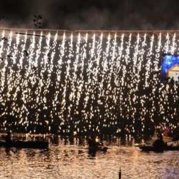 Lo spettacolo del Natale in canoa sul Tevere, a Città di Castello l’iniziativa all’insegna della solidarietà