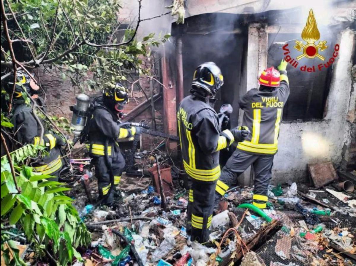 Terni, incendio a Città Giardino: a fuoco una casa disabitata occupata abusivamente