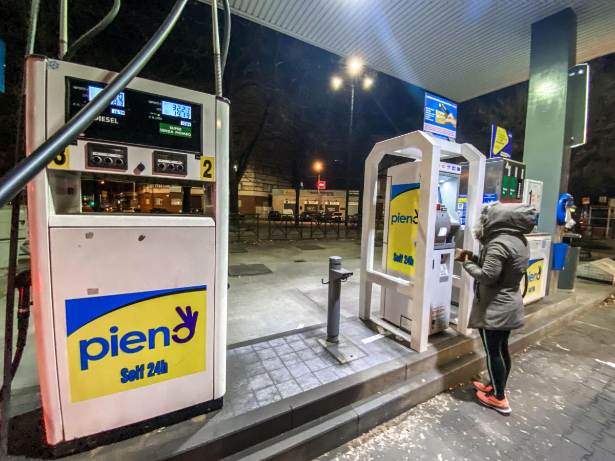 Perugia, tragedia al distributore: travolta dalla sua auto mentre fa benzina