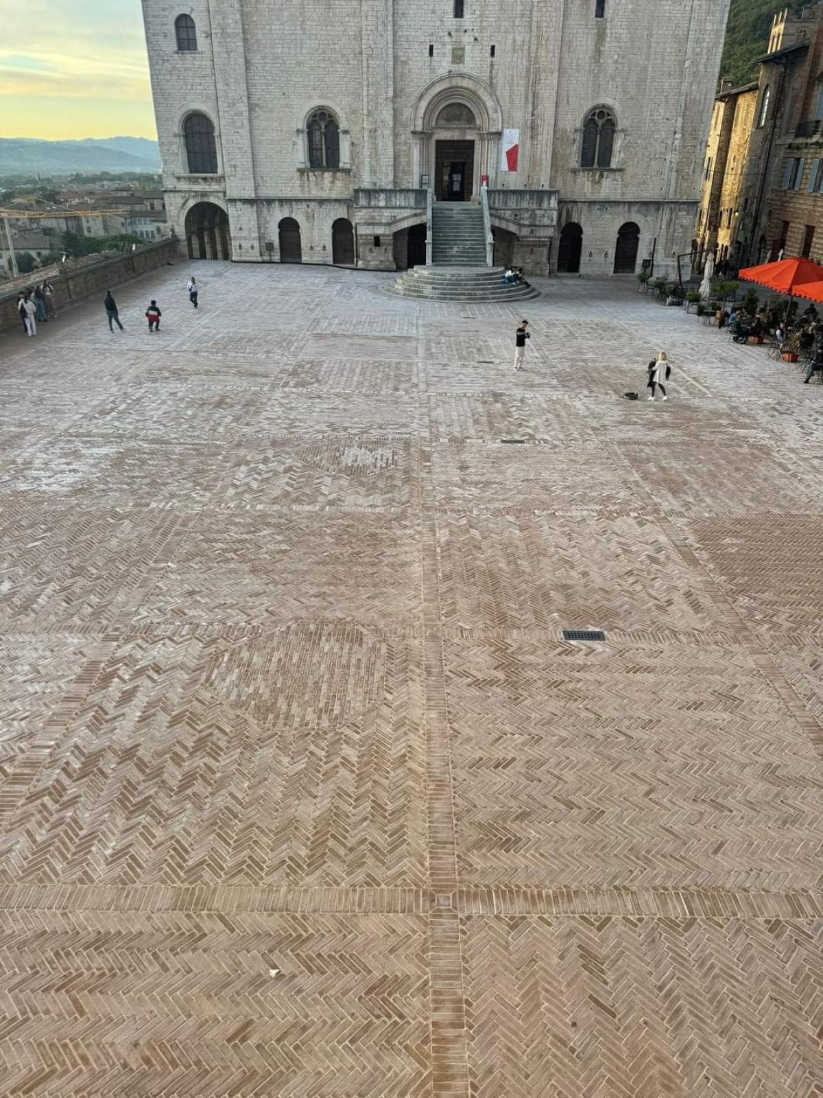 Infiorescenze di salnitro sulla pavimentazione di Piazza Grande a Gubbio. Dubbi e polemiche sul materiale usato