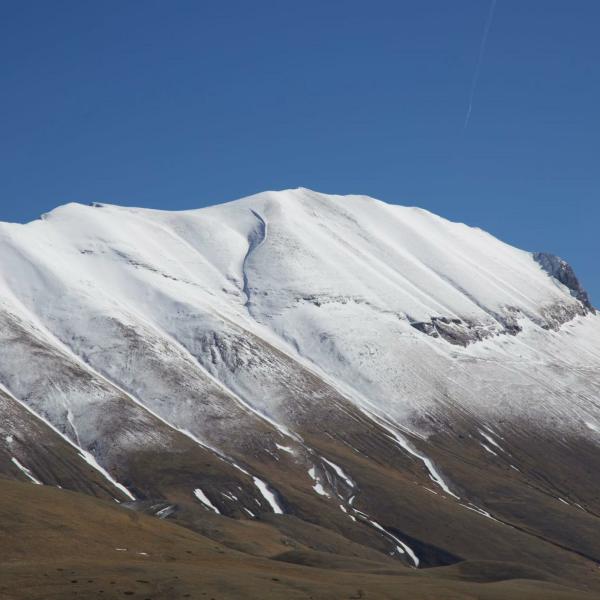 Neve d’aprile: cime imbiancate sull’Appennino umbro-marchigiano