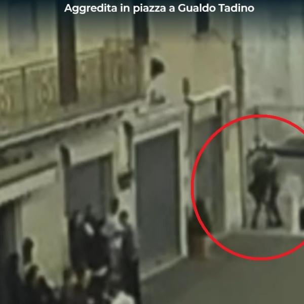 Polemiche e indignazione delle opposizioni dopo l’episodio di violenza in piazza Martiri a Gualdo Tadino